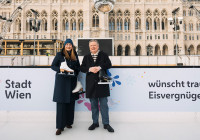 babyexpressbuergermeister-michael-ludwig-und-stadtraetin-barbara-novak-besuchen-die-aufbauarbeiten-des-31-wiener-eistraum-auf-dem-rathausplatzbarbara-mucha-media